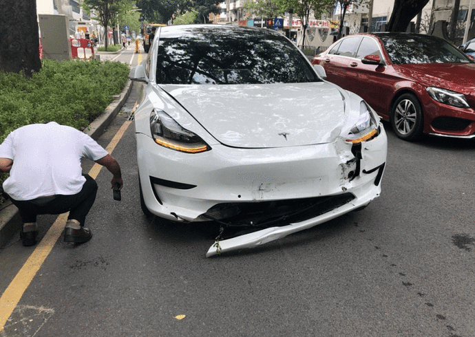 特斯拉回应model3失控撞公交全程未踩刹车车主质疑数据造假