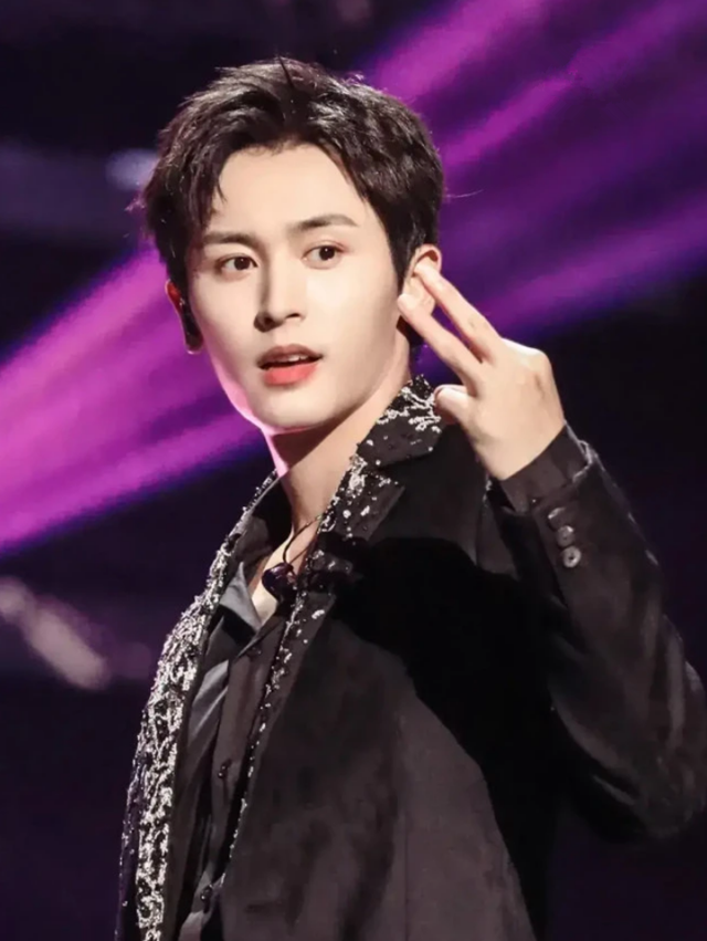 在张哲瀚被封号以后,张哲瀚新歌下买的最多的浪浪钉粉丝工会也更改了