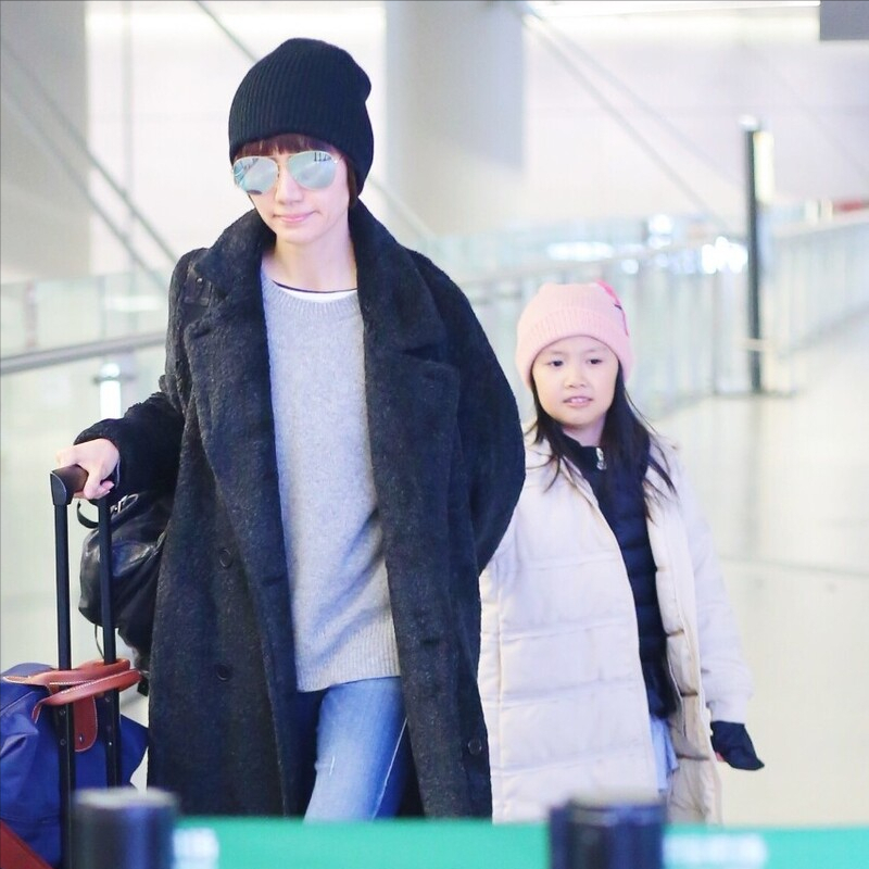 袁泉夏雨罕见同框漫步小区,夏雨不时看着太太,结婚12年依旧甜蜜_腾讯