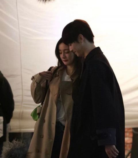 杨幂许凯相拥路透拦腰抱氛围感满满