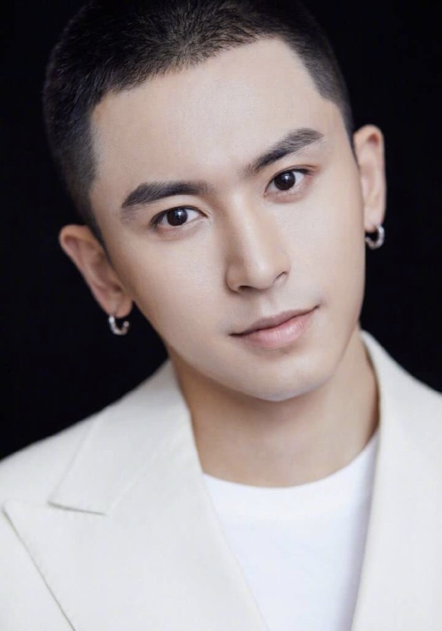 张哲瀚在靖国神社合影艺人内在修为的缺失才是最大的问题