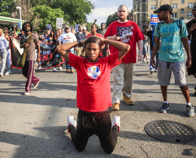 美国黑人男子手无寸铁,打火机被误判手枪,举手投降被当场射杀