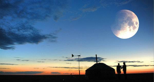 那清幽又热烈的月亮见证着人间悲欢生命传奇