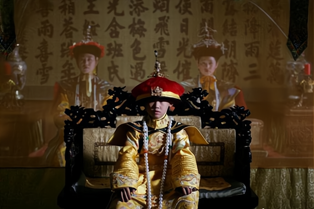 富察氏出身沙济富察氏,家族从康熙时期就算是政治豪门,富察氏的先祖是