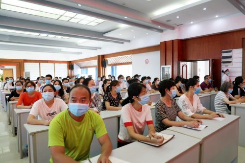 雲南中醫藥大學校長熊磊走進羅平縣中醫醫院開展學術講座