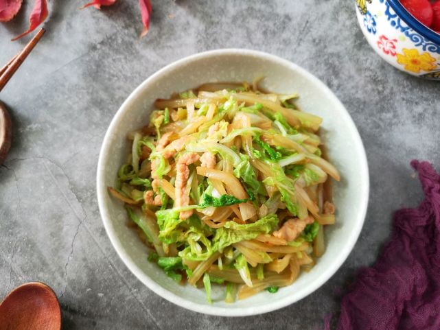 家裡有白菜不知道怎麼做試一試這道白菜炒肉絲家常簡單