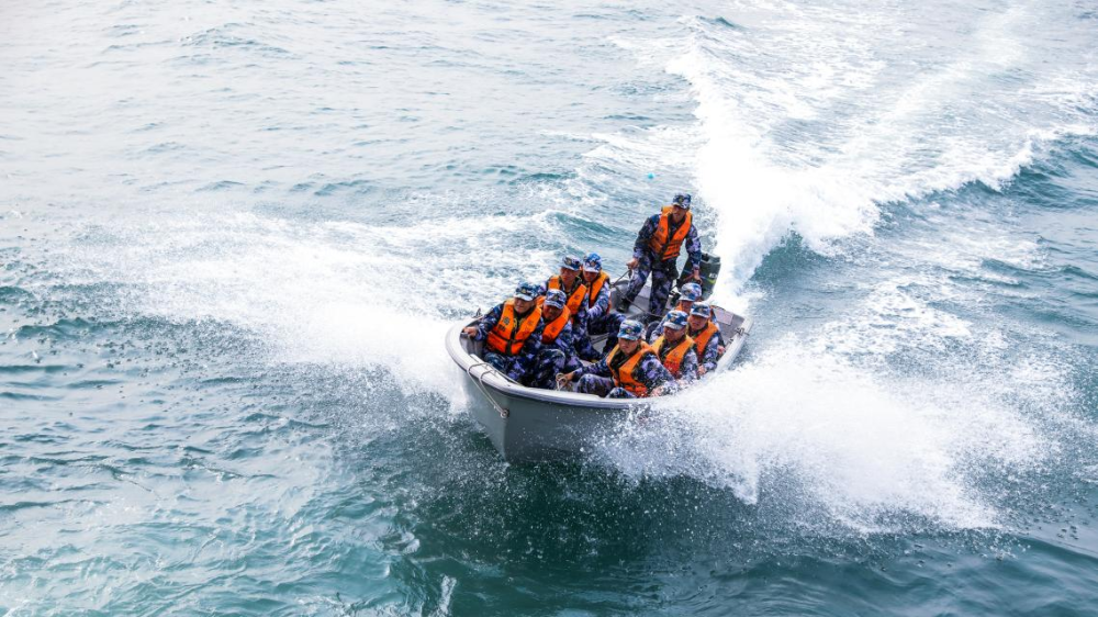 陆战队员操纵冲锋舟抵达冲滩最佳位置.