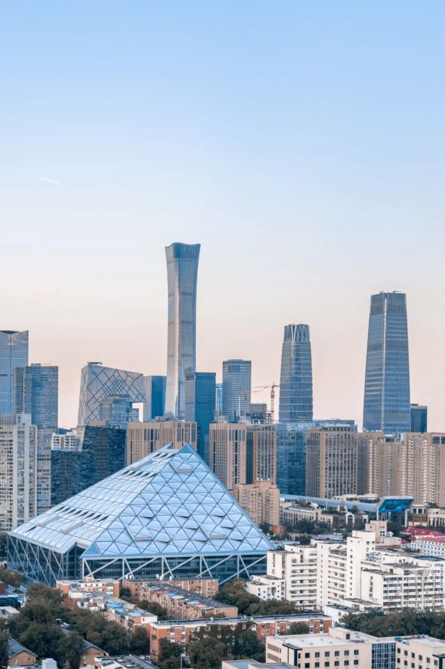 中国北京cbd天际线的晴朗景色./图虫创意