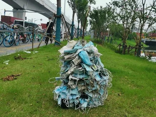 上海某地铁口外,市民一小时竟然捡了367个废弃口罩!