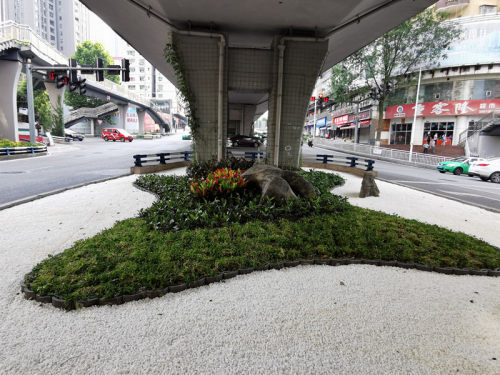 创建国家森林城市涪陵卧龙居立交桥下空间微型景观绿化工程完工