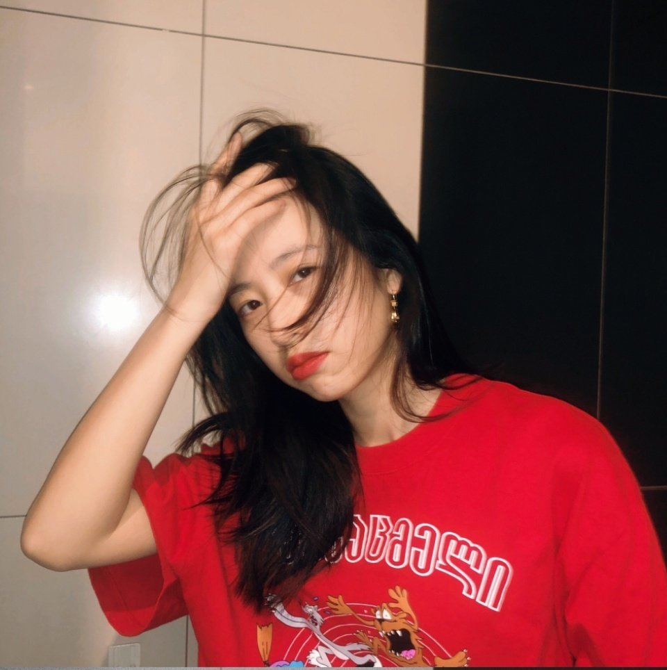 周雨彤头像第二弹日落之下我遇到了一条载着星星的船