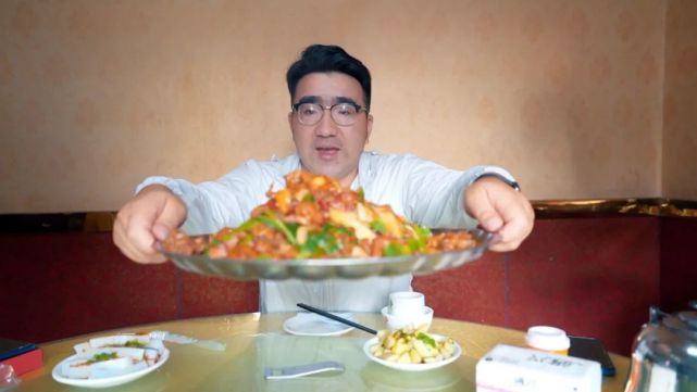 分享通过拍摄美食视频喜欢美食和摄影"喀什浓眉哥"麦吾兰江·图尔荪