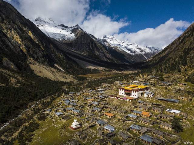 理塘是大家的白月光,境内的格聂神山更是圣地,拥有动人心魄的美