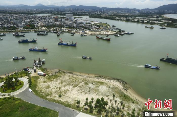 南海伏季休渔结束三亚渔船占地利先入南海渔场开捕