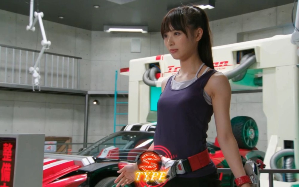 在假面骑士drive里扮演了雾子这个角色,也被粉丝誉为背景最大的女主之