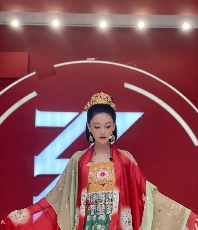 张馨予浪姐2成团夜穿汉服颜值360度无死角现场比精修还美