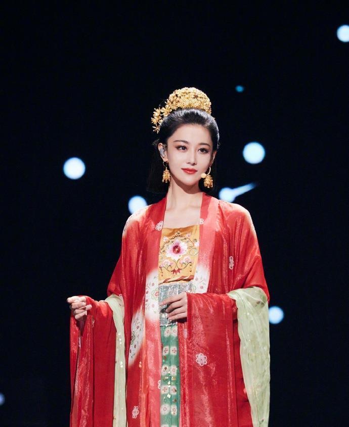张馨予浪姐2成团夜穿汉服颜值360度无死角现场比精修还美