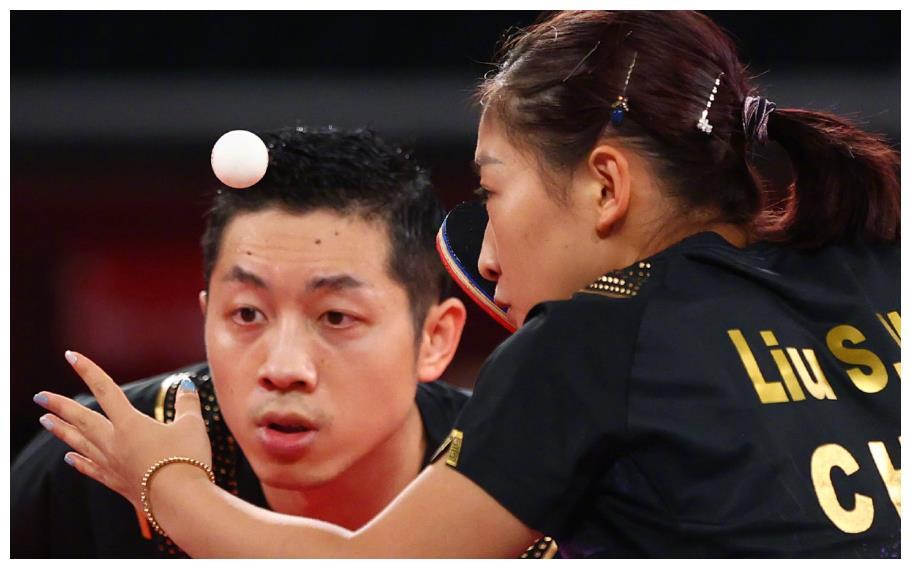 笑喷!许昕直播误开美颜,红唇造型抢镜,谌龙懵了:像东方不败