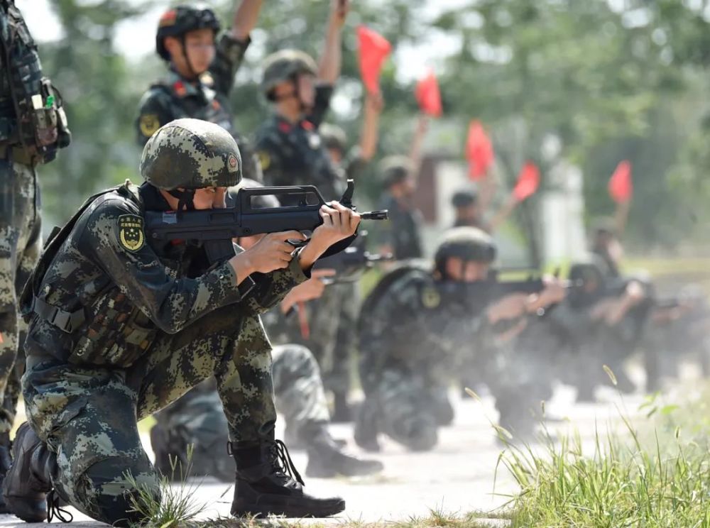 武警重庆总队机动支队侦察中队官兵在进行射击训练