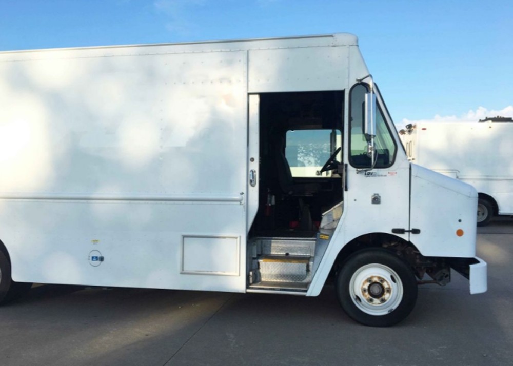 福莱纳p700封闭式货车 独特的柱式座椅设计你肯定想不到