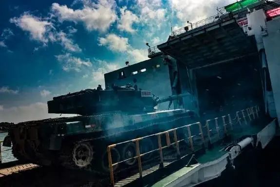 坦克、战车利用民船跨海投送！解放军多支合成部队解锁“新技能”