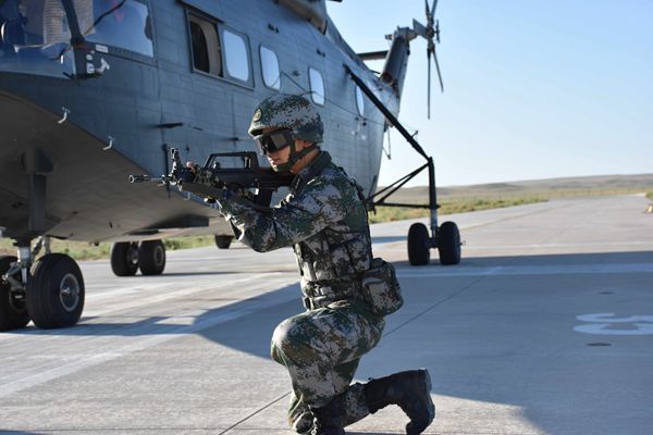 朱日和沙场阅兵,他带领官兵完成了空中突击旅"第一跳"!