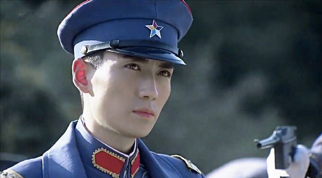 48位男明星军装照:易烊千玺鹿晗李现肖战王一博陈伟霆谁更帅?