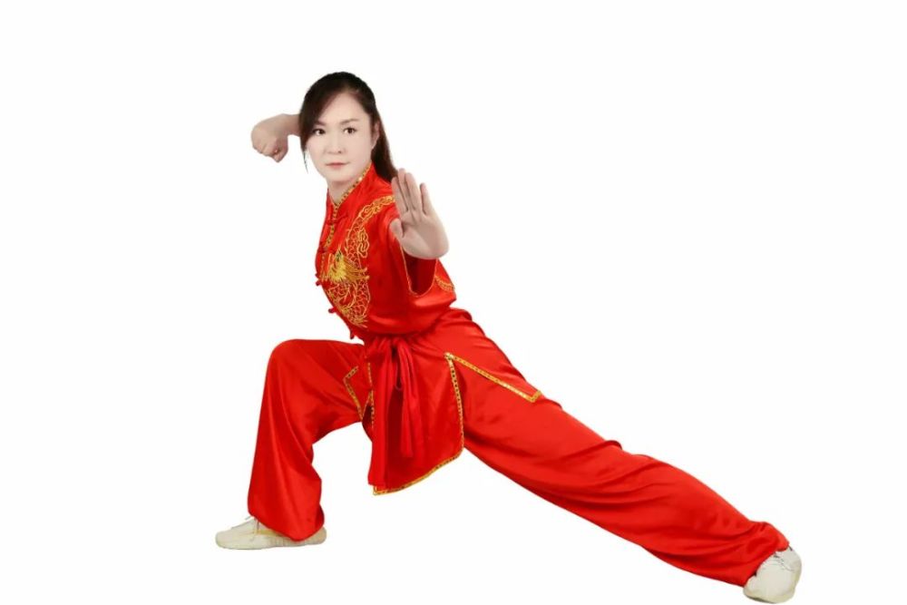 毕业于成都体院的王新玲,是wlf国际级裁判,国家一级套路,散打裁判