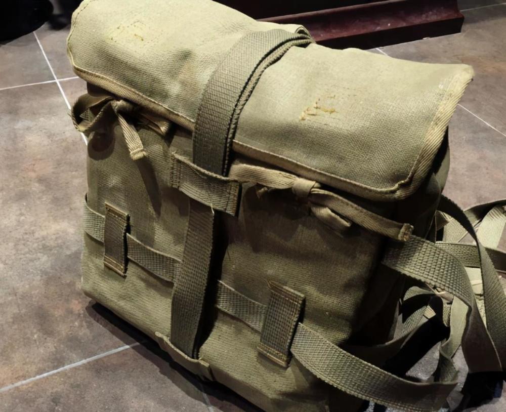 去哪都背着书包的二战日军,包里到底装了什么?