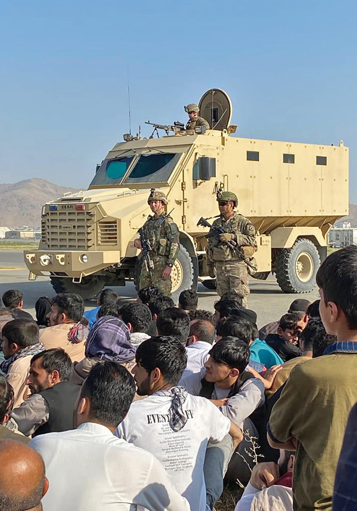 直击|美军在阿富汗喀布尔机场朝天开枪,混乱已造成5人丧生