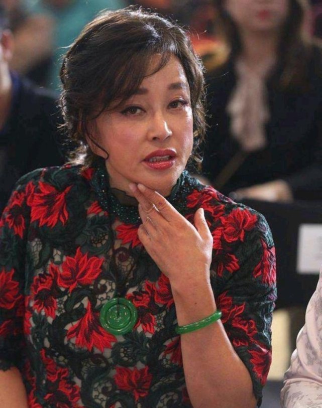 68岁刘晓庆晒健身近照皮肤白皙腿型流畅腰腹间无一丝赘肉
