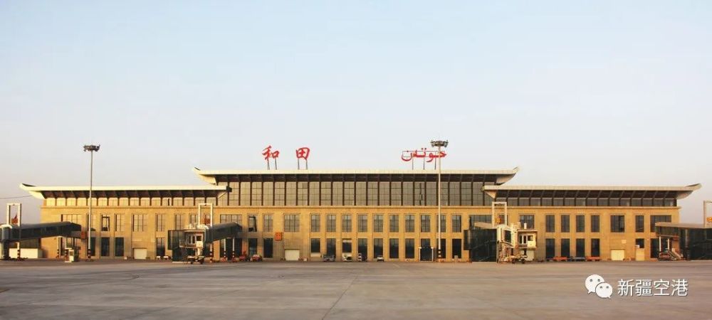 和田机场这架飞机为何改变原先航路?原来是……_腾讯新闻