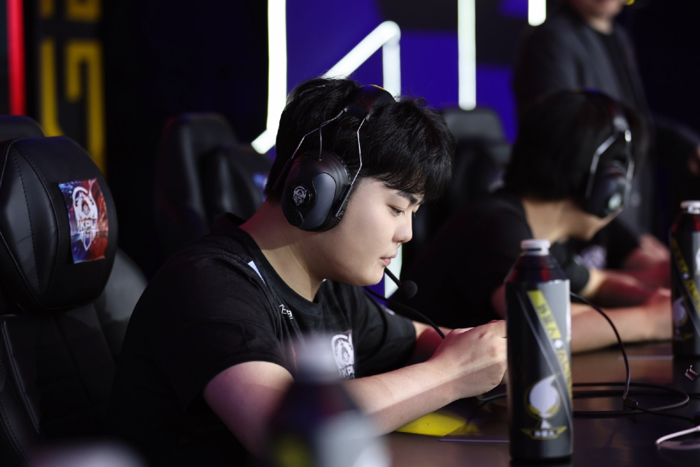 麟羽轩是成都ag超玩会之前的打野选手,后面因为他实力慢慢跟不上版本