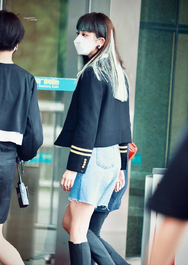 被娜扎的"扎染发色"惊艳到了,"不良少女"造型,看着太有个性