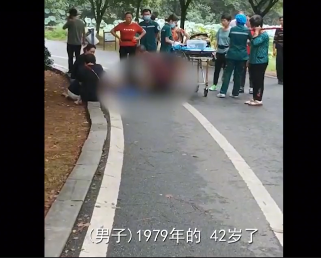 8月16日,湖南宁乡一男子在玉潭公园跑步时猝倒