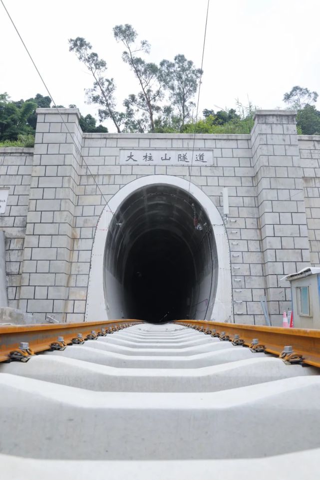 5公里的大柱山隧道是一个"超级拦路虎".