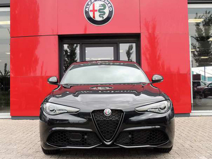阿尔法罗密欧giulia运动版实拍配黑色涂装搭四驱系统