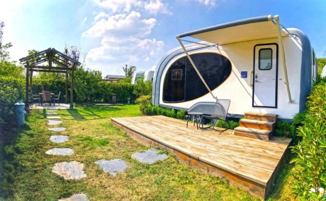 钱塘江畔竟然私藏着这样一家网红房车营地,遛娃玩耍真是绝了!