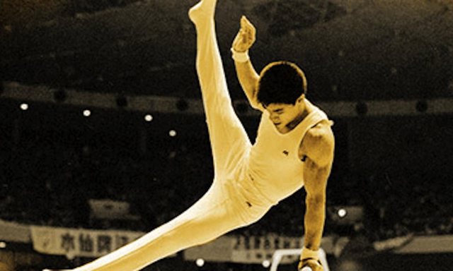 皮一下李宁用超大茶缸颠球显不凡功底58岁头发花白却心态年轻