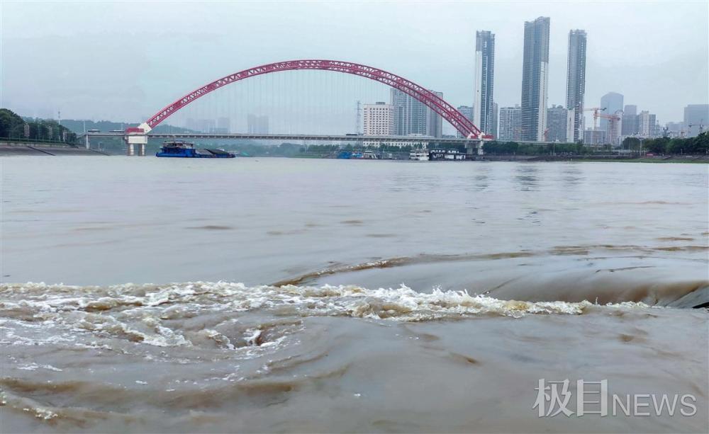 武汉江水水位上涨水流湍急漩涡众多