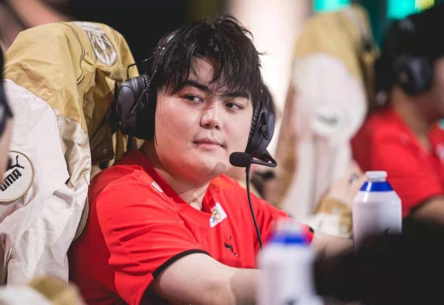 年对于ag超玩会付出了很多,先后轮换过多个位置,直到awoke当教练之后