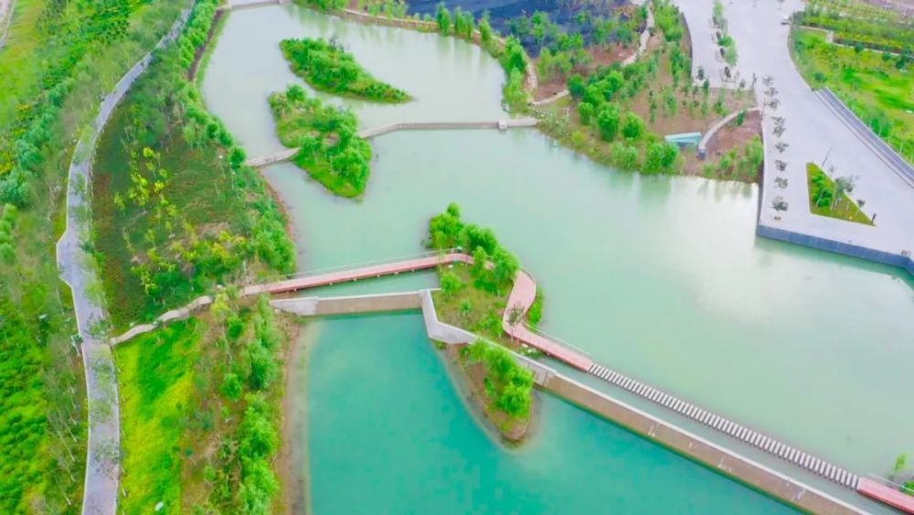 头屯河景观带南北长13.3公里,日与夜交相辉映