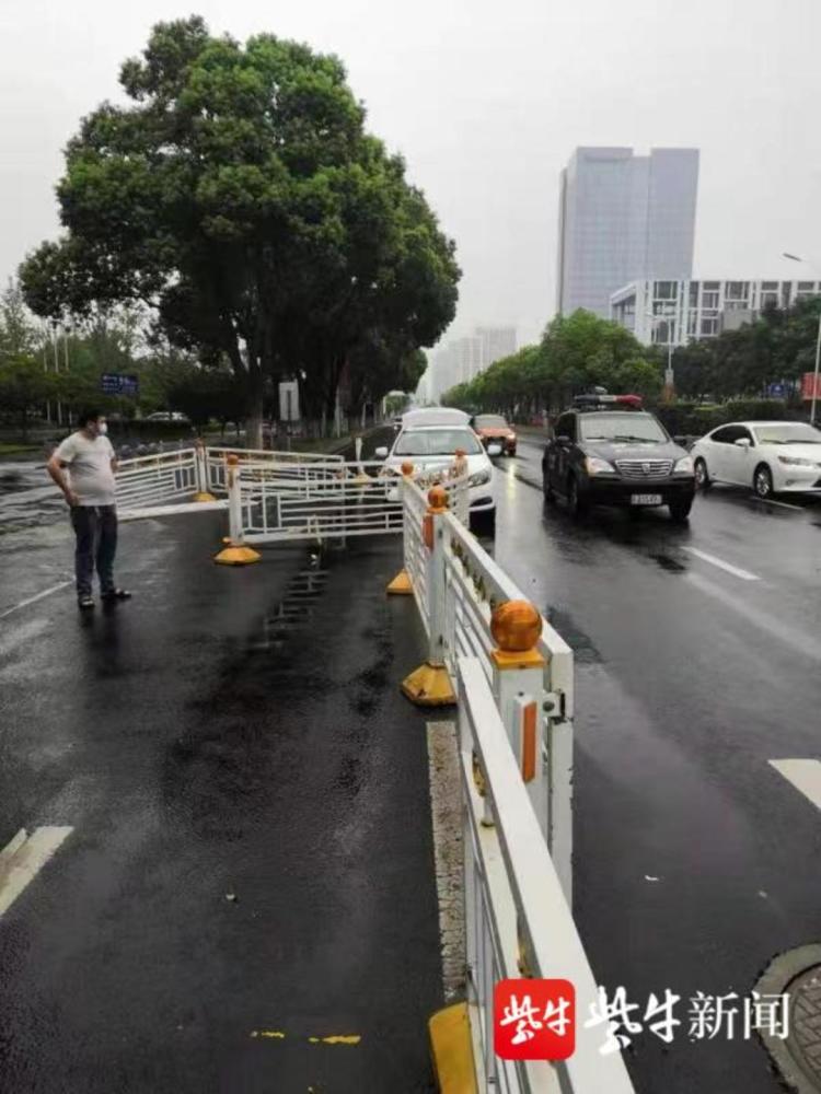 司机开车接订单失手,网约车撞坏一长串隔离护栏