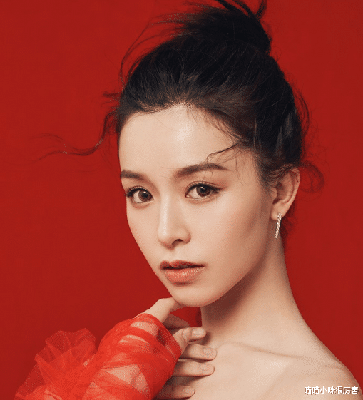 文咏珊丑不丑?当然不丑,仔细看还很美.