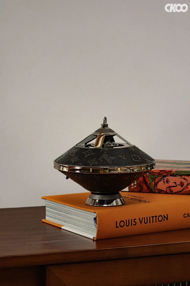 我们试了试 lv"飞碟"音箱如包款般的造型感,和所有彩蛋设计