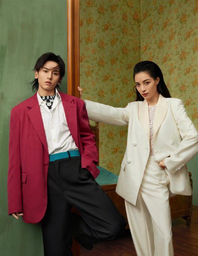 钟楚曦叫张哲瀚师哥晒写真照气质神似配文耐人寻味