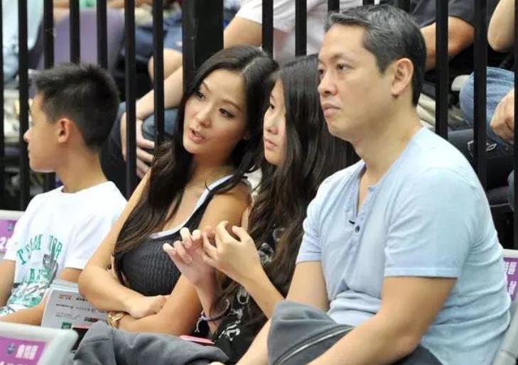 43岁孙芸芸晒靓照与女儿穿同款背心秀身材相差22岁却像双胞胎