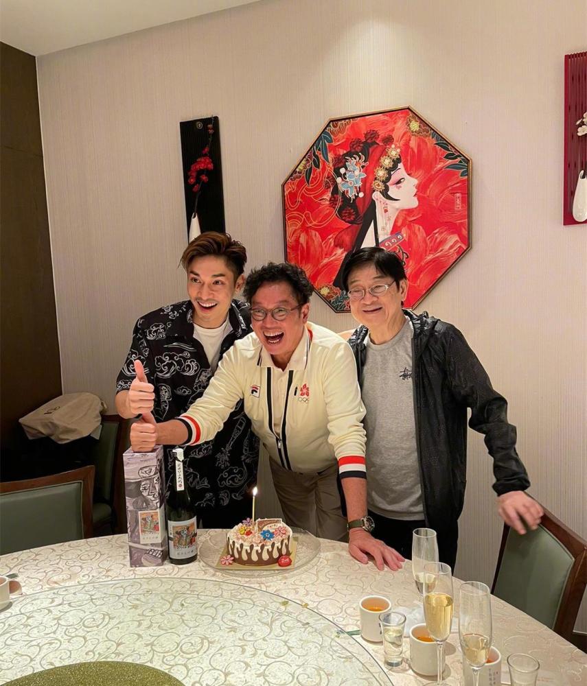 谭咏麟71岁生日干儿子送酒陪吃饭亲子长居国外父子久未同框