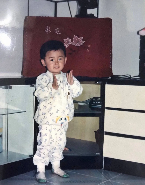 "妈宝男"张哲瀚的堕落史|上海戏剧学院|张妈|导演|张哲瀚