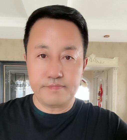 王小宝透露于月仙葬礼细节:王云哭肿了眼,光慈善头衔念了5分钟